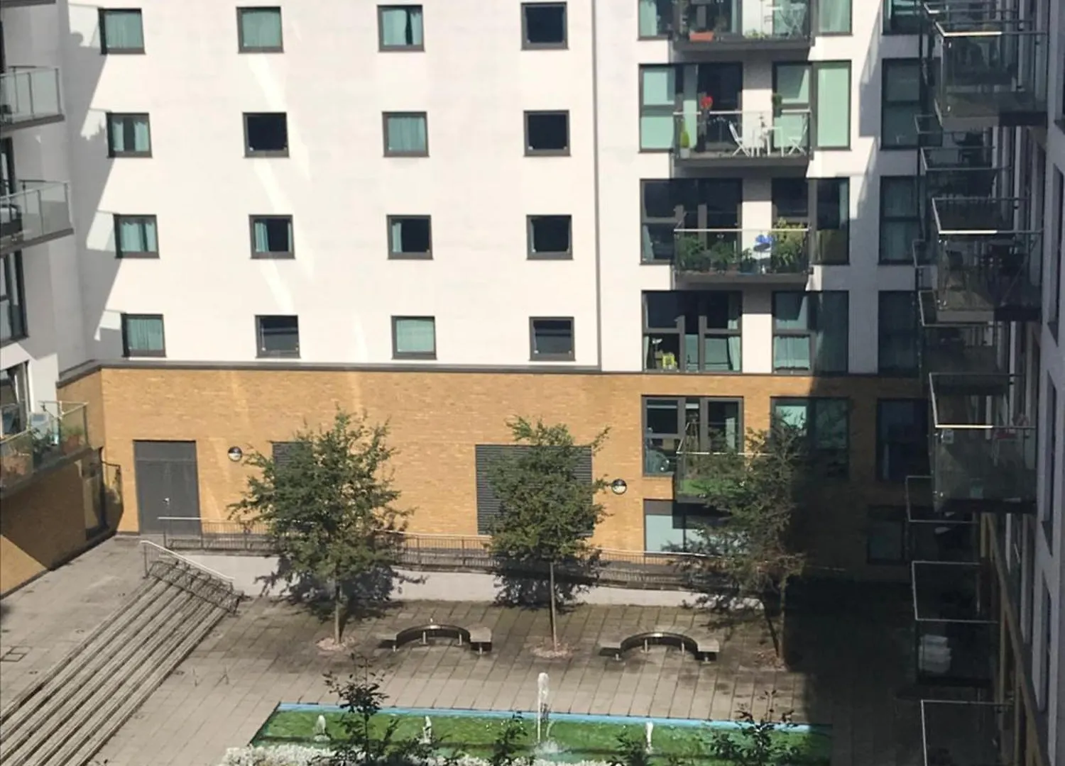 California Building Daire Londra